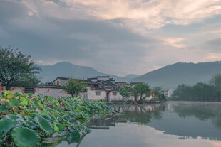 湖畔古村山水相依的美景