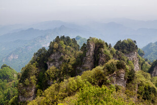 奇峰耸翠的壮丽山景