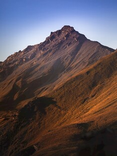 壮丽山峰沐浴温暖霞光