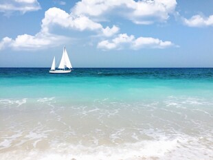 碧海蓝天中的帆船美景