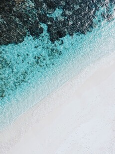 梦幻蓝白海岸风光