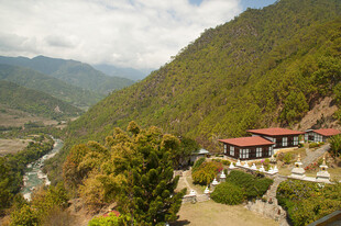山间红顶建筑自然美景