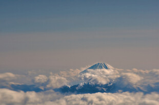云端雪山美景