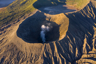 俯瞰壮观火山口景观