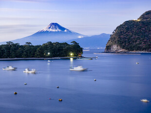 湖畔远眺富士山美景
