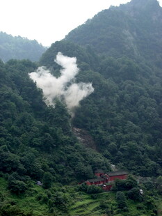 山间云雾缭绕的村落美景