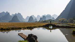 山水间的静谧垂钓场景