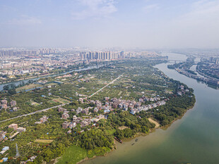 城市河畔鸟瞰美景