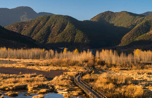 山间秋色铁路风景