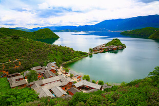 湖畔村落青山绿水间美景