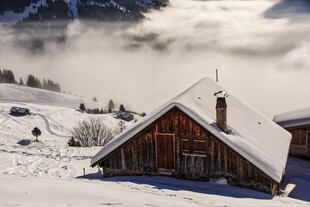雪覆木屋