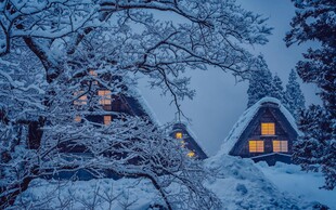 雪夜中的温馨小屋
