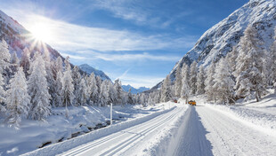 冬日雪覆山路美景