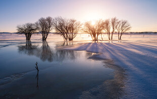 冬日湖畔雪景日出美景