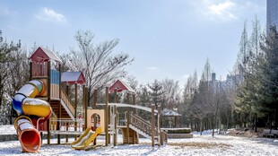 冬日雪景中的儿童游乐设施