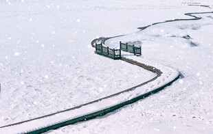 雪地上蜿蜒的铁轨