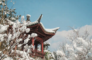 雪覆古亭美如画