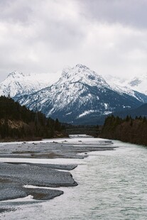 雪山下的河流壮丽景观