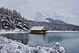 冬日湖畔雪景小屋