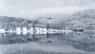 山水倒影的静谧湖景