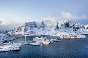 冬日峡湾雪景中的宁静港湾