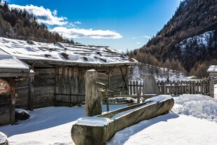 冬日山村雪景中的古朴建筑