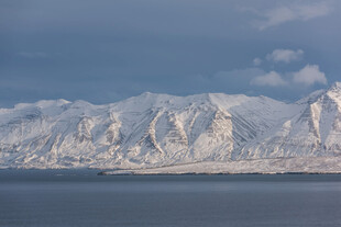 雪山映海的壮丽景致