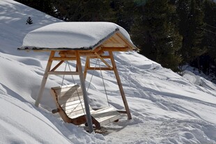 雪中山间的温馨木质秋千