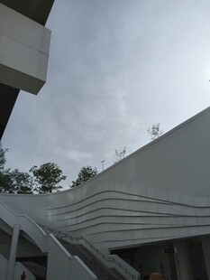 现代建筑外观与周边景致