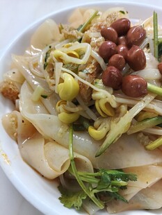 美味凉拌豆芽花生面皮
