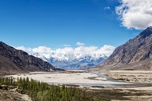 壮丽山谷间的开阔美景
