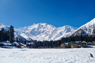 雪山下的冬日纯净美景
