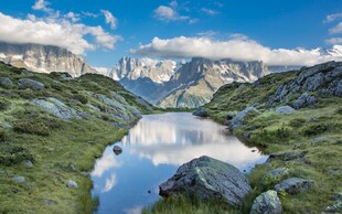 山间湖泊美景