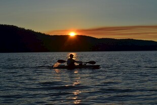 夕阳下湖面的独舟垂钓
