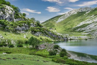 山间湖畔美景