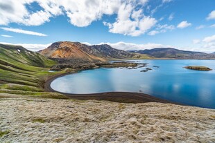 高山湖畔美景