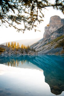 山间蓝湖与壮丽岩石景观