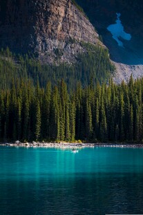 幽蓝湖畔的山林美景