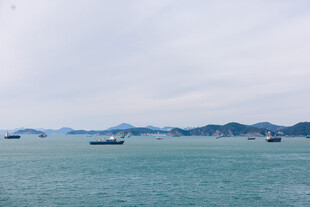 海上船只与远山景致