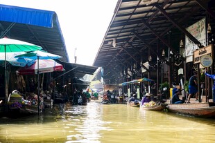 水上集市热闹景象