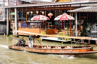 水上集市的特色船只与建筑