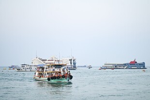 海上船只载乘客航行