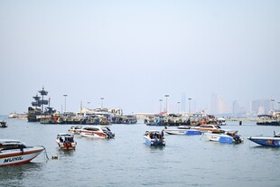 海港停泊船只景象