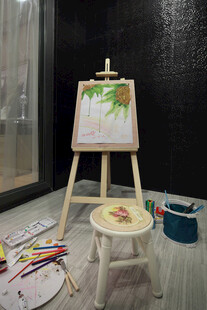 室内画架旁的绘画创作场景