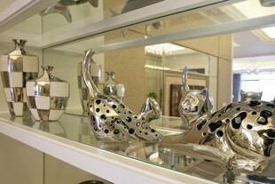 展示柜中的精美金属工艺品