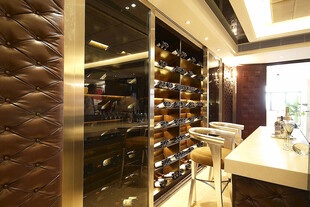 现代奢华酒柜室内装饰图