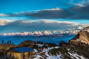 雪山湖畔壮丽日出美景