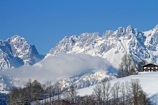 雪山下的小屋与冬日景致