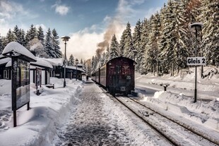 冬日雪景中的复古火车