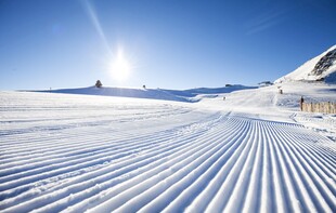雪后滑雪场的壮丽景象